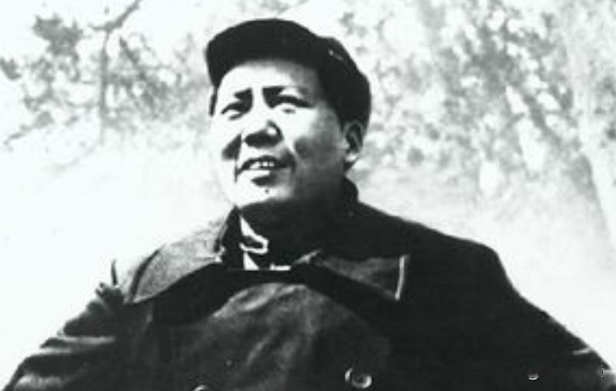雾锁长江，三十载无人提起，他为何突然被点名。
1957年9月25日，武昌站雾还没