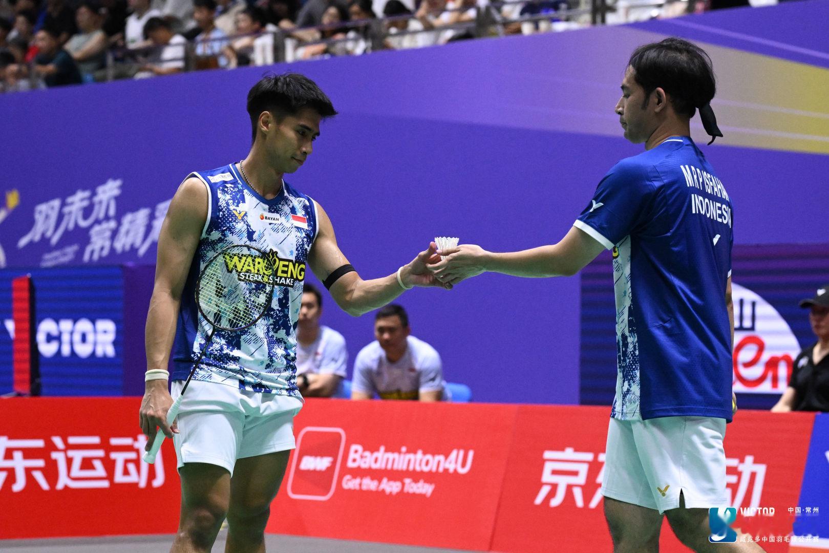 咖塔曼/伊斯法哈尼🇮🇩 21-17、21-19 🇲🇾谢定峰/戴伟钦威克多