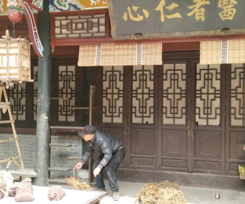 在传统郎中和近代学医者心里，有这样一种悬壶济世的想法，那就是是“半行善事半养家”