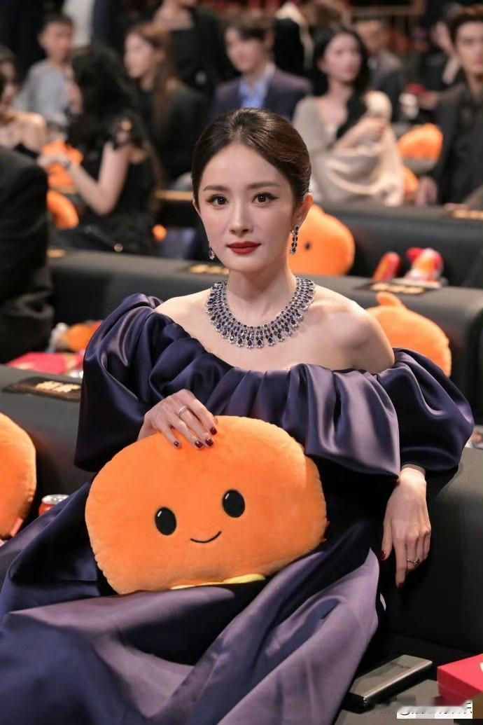 微博之夜内场，杨幂黑发红唇造型太绝了。生图镜头随便拍，状态好到爆，这颜值真的没谁