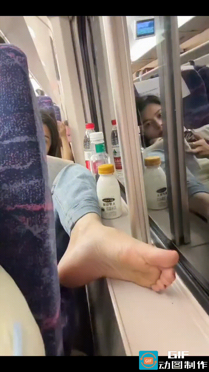 高铁上，后排女子脱掉鞋袜，大剌剌地躺了下去，光脚板舒舒服服搁在窗台板上，一直伸到