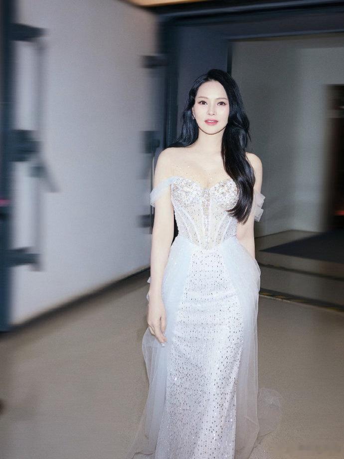 秦昊送了伊能静人生第一条秋裤 伊能静的第一条秋裤是秦昊送的，以前收到的可能是情书