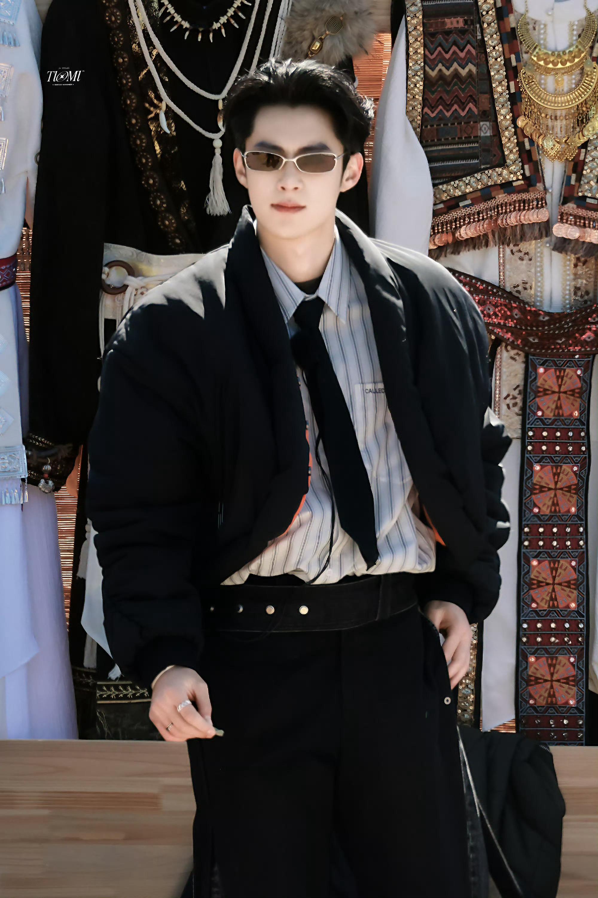 王鹤棣大佬出街哈哈哈哈哈，往那一站就是帅。 