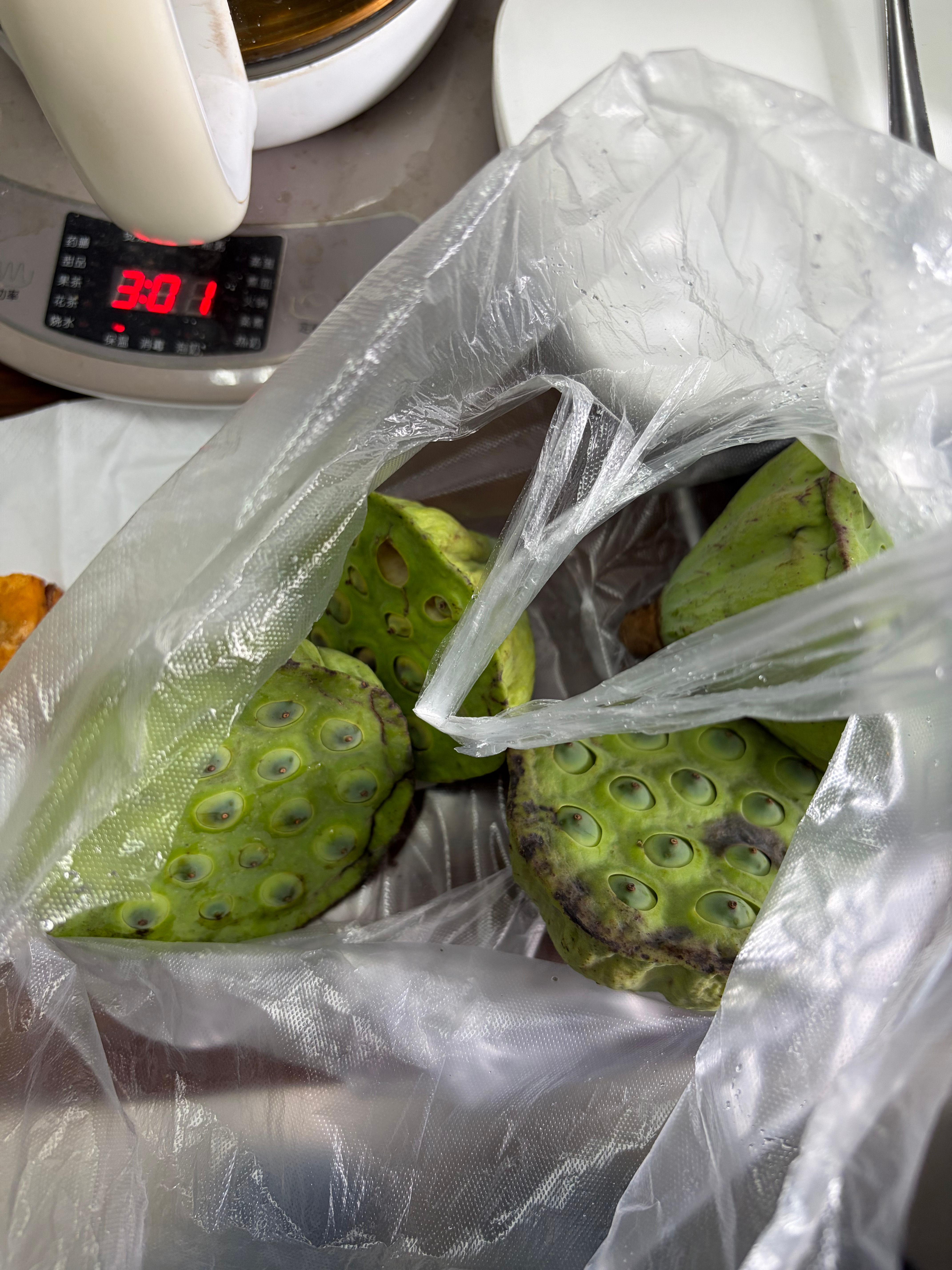 路边买的新鲜莲蓬头