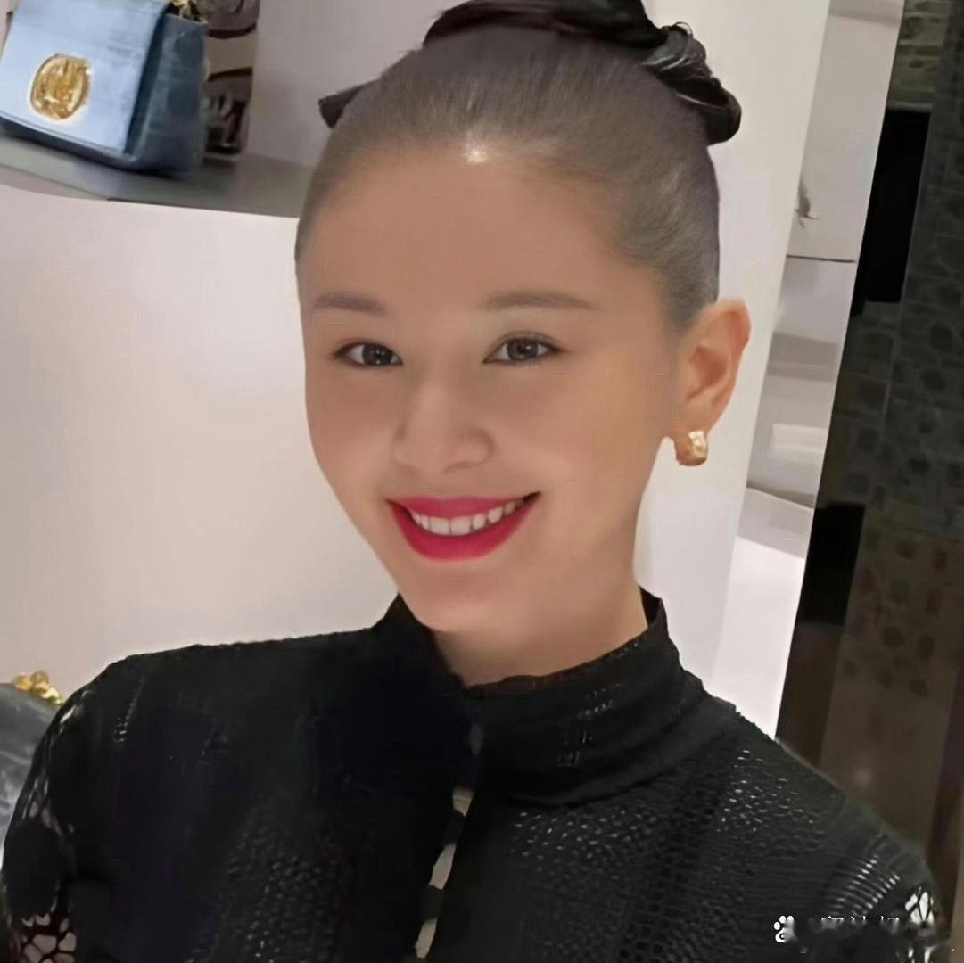 王子文总是喜欢做这种贴着头皮的发型。 一般人都无法忍受这样的发型 ​​​