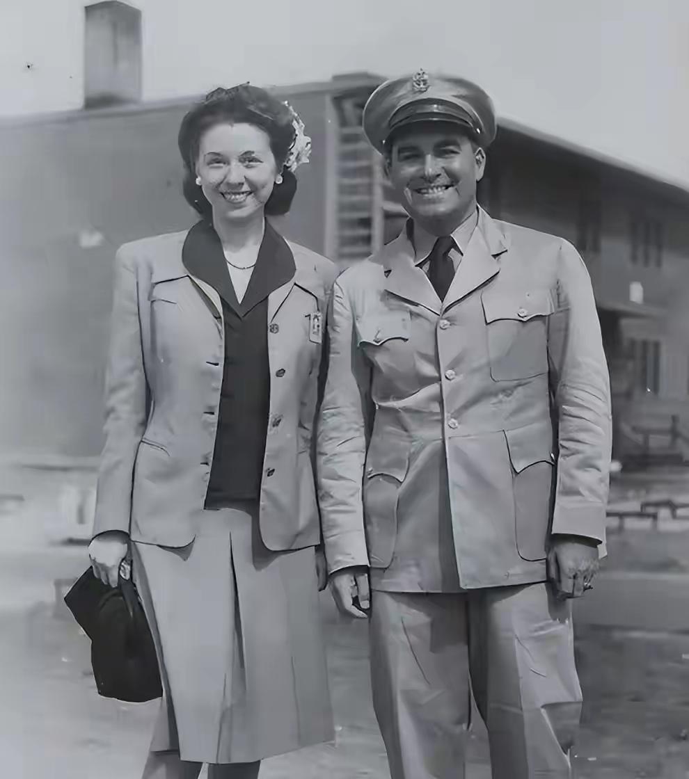 希拉里母亲年轻时真美，希拉里遗传了母亲的美貌，她们母女俩一样的圆圆脸一样的有福气