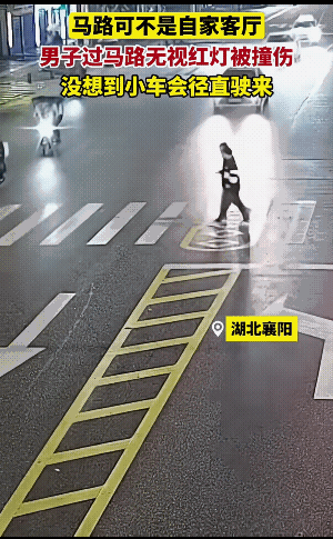 俩男下夜间穿个深色衣服过斑马线，估计司机看不清，也可能是司机认为是绿灯，麻痹大意
