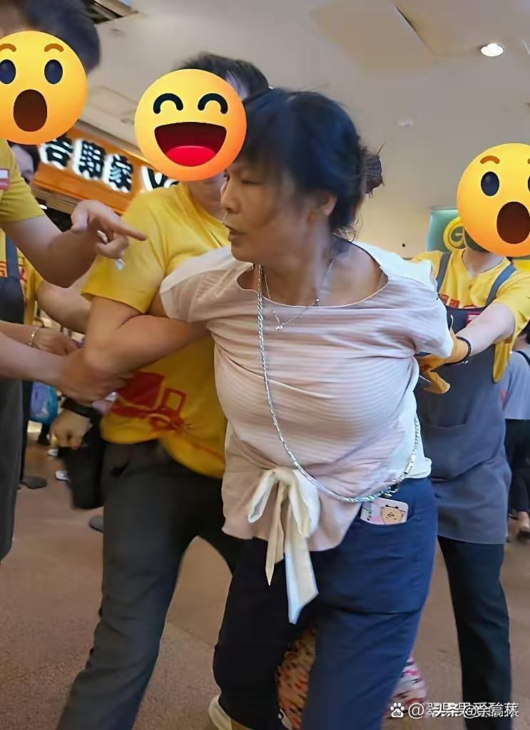 这是在超市发生的一幕。
两三个人抓着一个大妈不放。
像押解犯人一样。
一问，才知