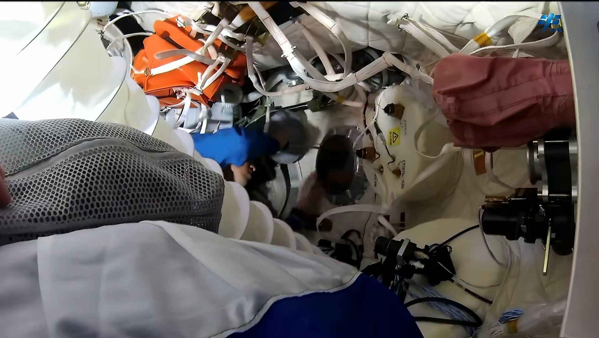 神舟二十号返回前，神二十一乘组将返回舱舷窗进行固定。 