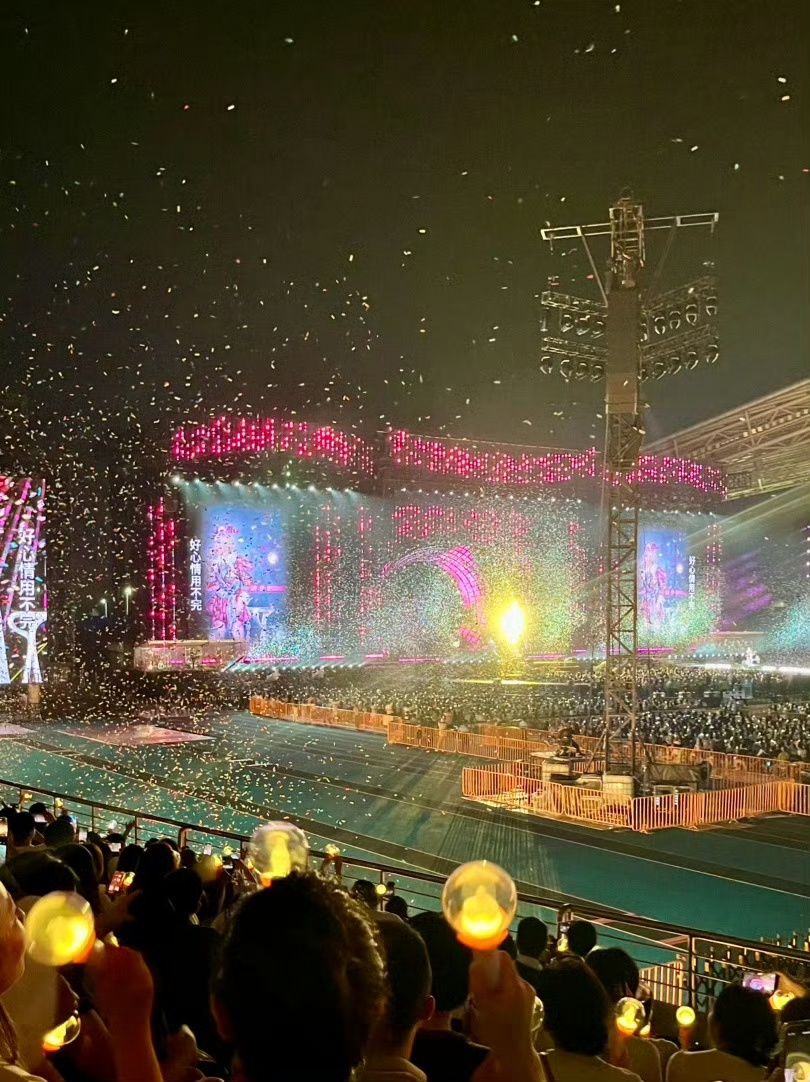张韶涵演唱会神之一脚张韶涵踩20cm高跟鞋踢飞塑料袋 舞台经验丰富的歌手就是不一