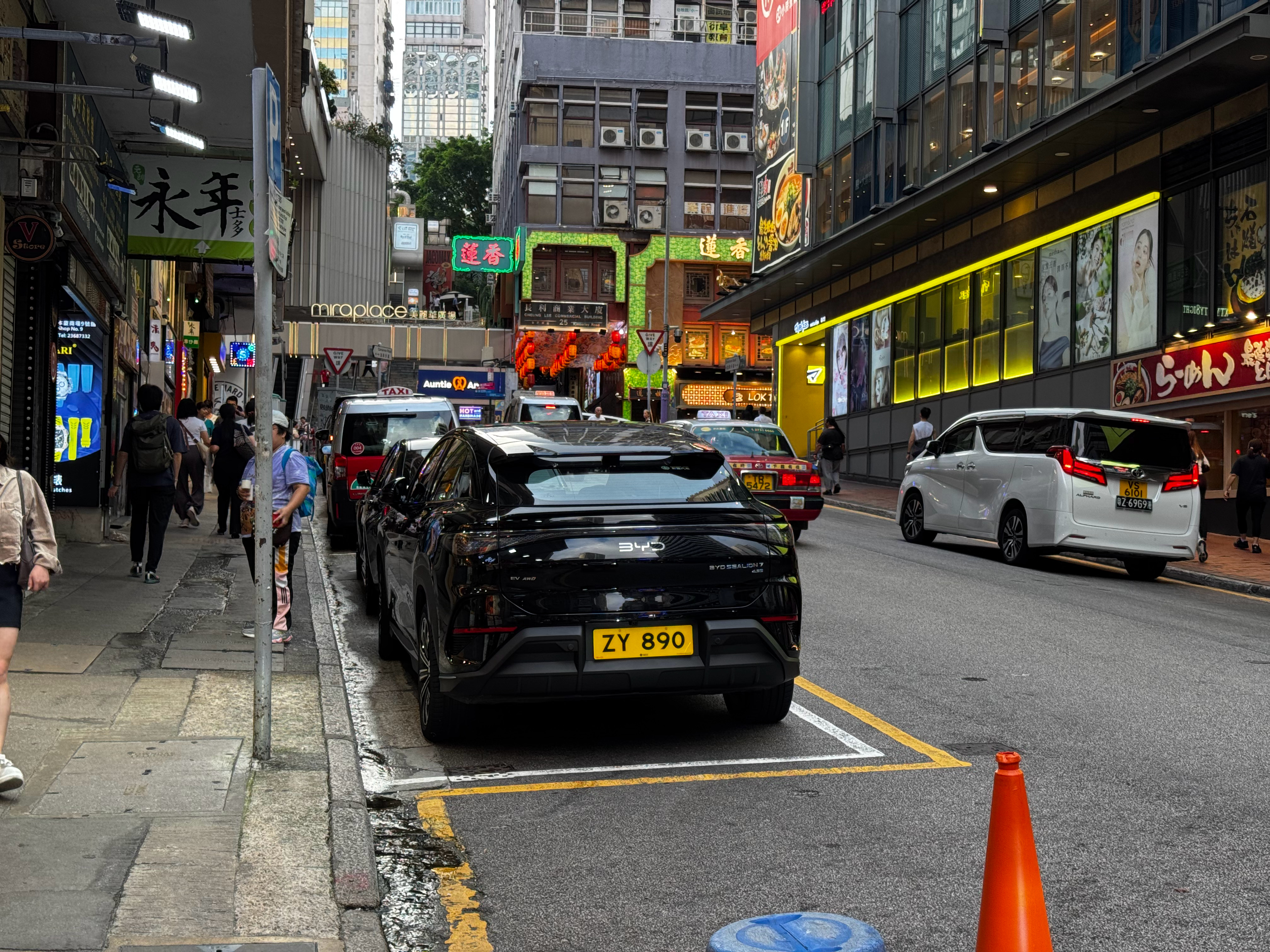 来香港最爱拍自主品牌的车，换了个车牌确实好看多了…而且这回来发现品牌越来越多，遍