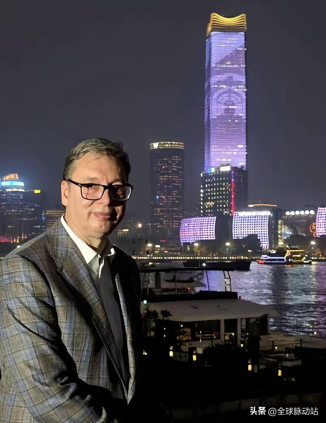 这个地方不是塞尔维亚，而是上海陆家嘴外滩，尤其夜景美不胜收。

武契奇总统选择夜