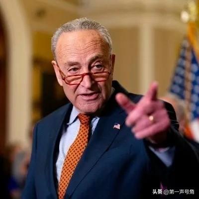 美国民主党参议院领袖舒默今天发文说：“中东的混乱局面完全是唐纳德·特朗普的责任。