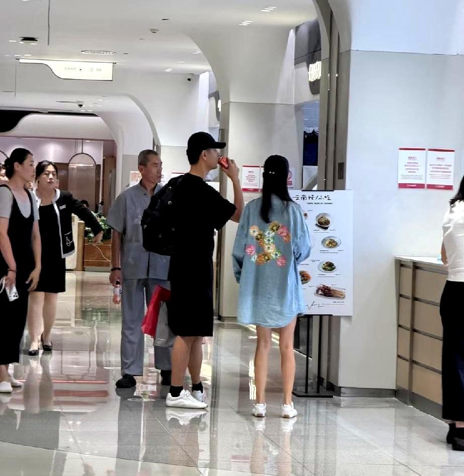 又被偶遇！
任重和孙骁骁在北京逛商场，二胎官宣后再同框，甜甜的。

俩人全程低调