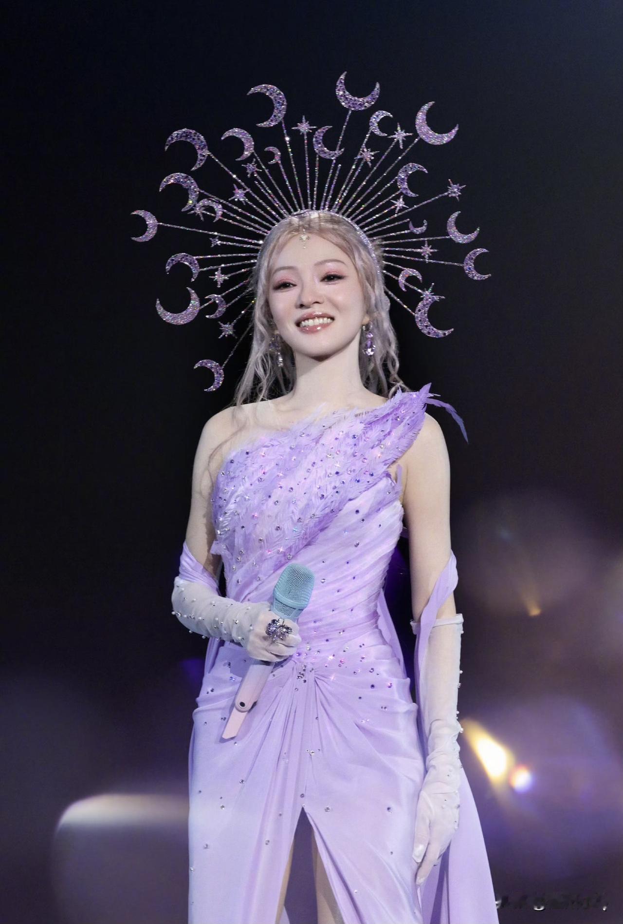 张韶涵的设计师又给她设计新的演唱会造型，一套是梦幻紫月亮裙，一套时黑色羽毛装，都