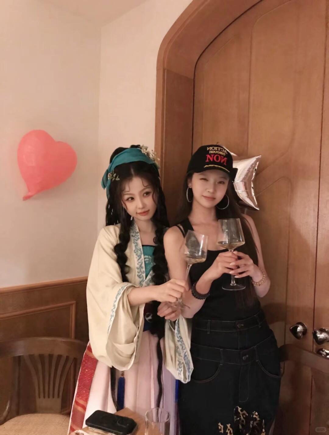 虞书欣穿戏服聚会哎 古人也会用高脚杯嘛🥂是结束工作后去给朋友庆祝生日的欣欣啊，