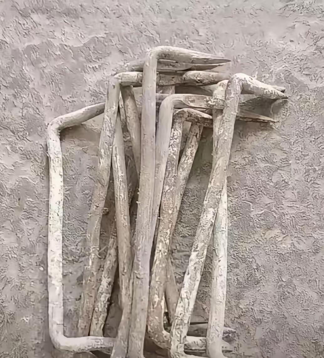 有几人认得这几根铁根，
两头敲尖，弯成90度
可以直接钉在本头上
也可以将几块木