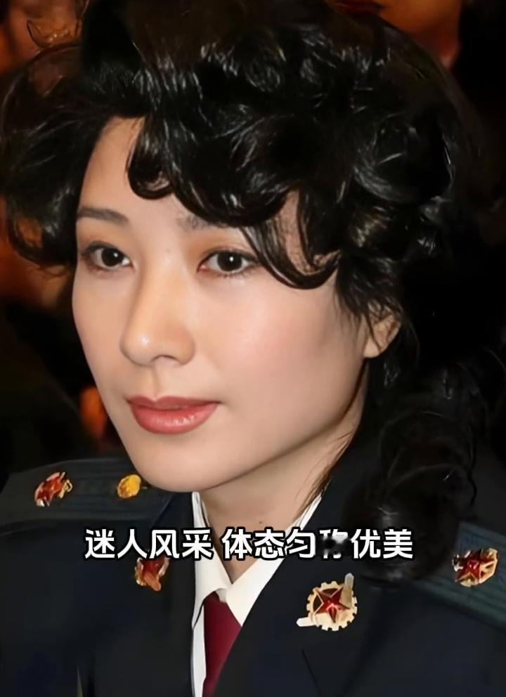 王静在荧幕上绽放迷人风采，体态匀称优美，丽质天成，不随流年褪色。她肤白貌美，气质