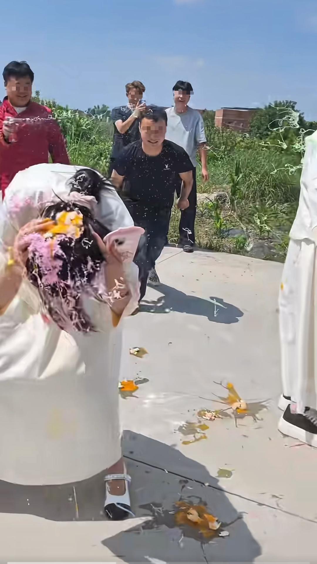 太荒唐！云南昭通，婚礼现场上，两名伴娘被多名男子围堵，朝着她们头部、身上猛泼面粉