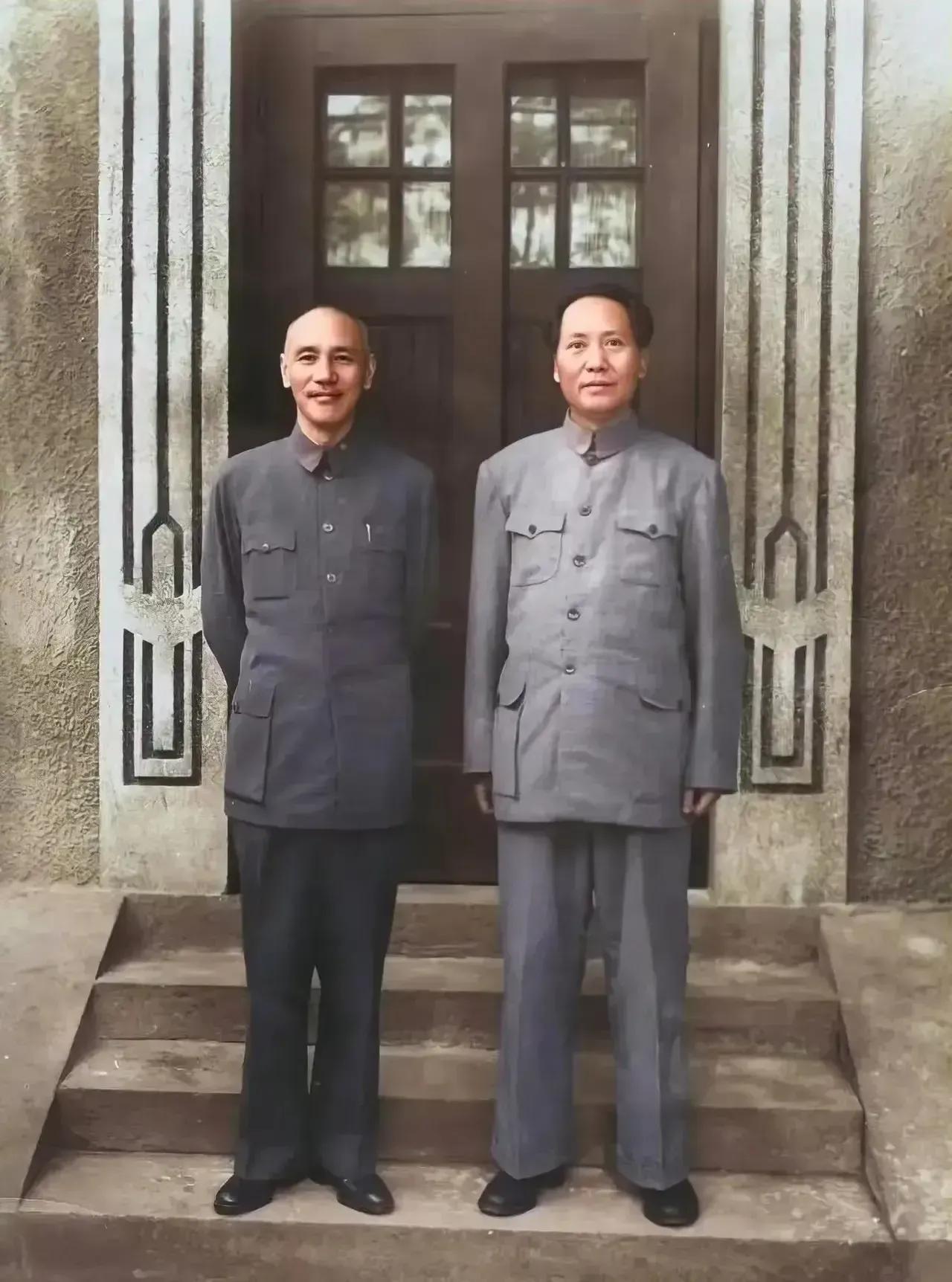 1945年，重庆谈判时期，毛主席与蒋介石的彩色老照片

照片中，毛主席天庭饱满，