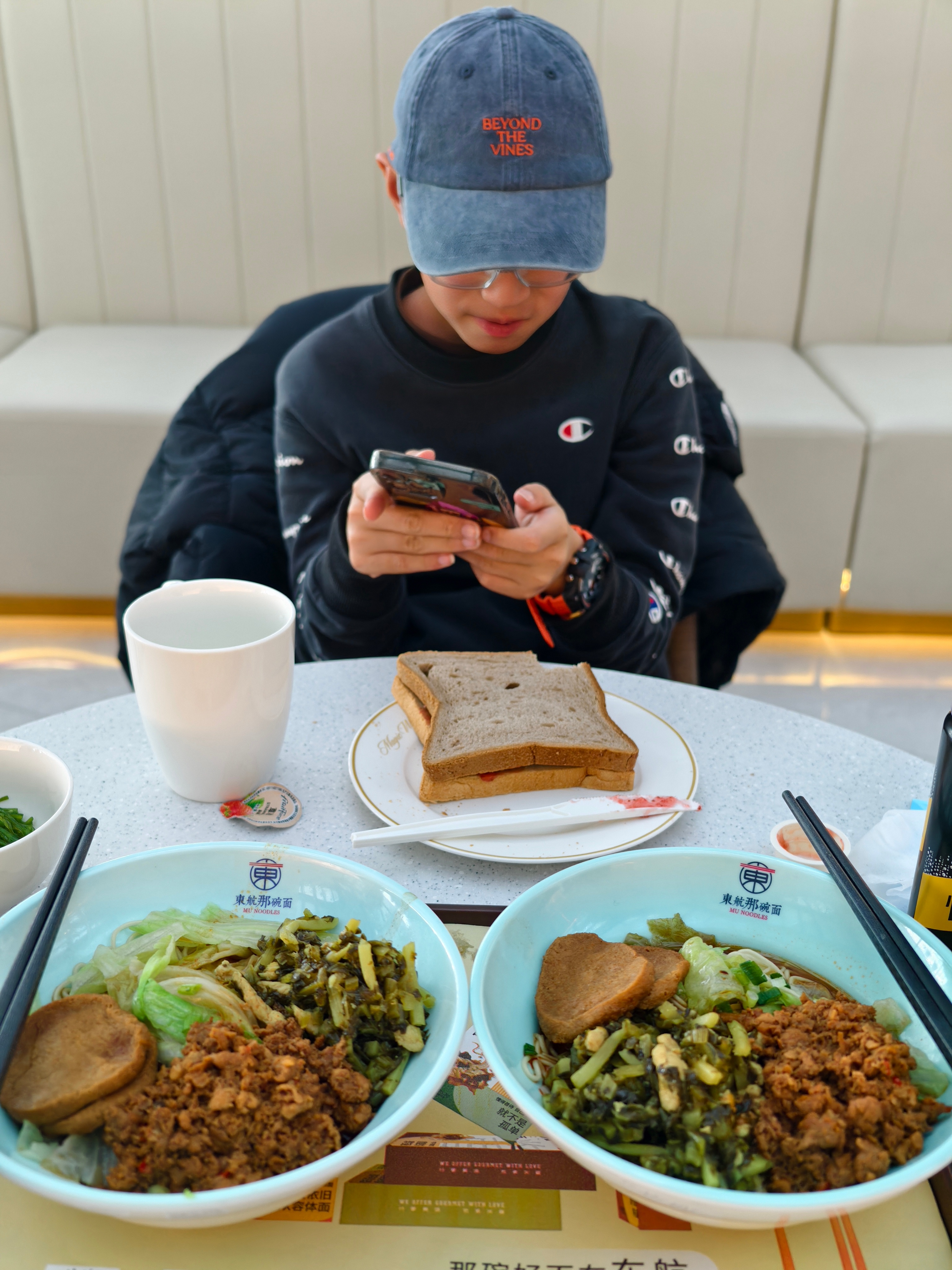 开启母慈子孝时刻嘞 上海·虹桥机场二号航站楼