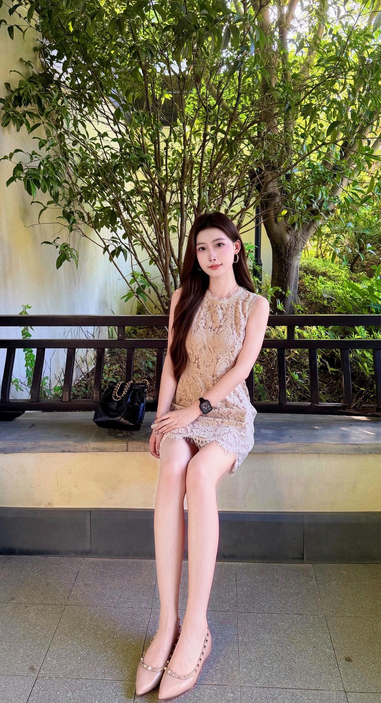 女人真正的气质是什么？一框风月，满庭翠色，蕾丝轻裙勾勒温婉，偷得园林半日清闲。