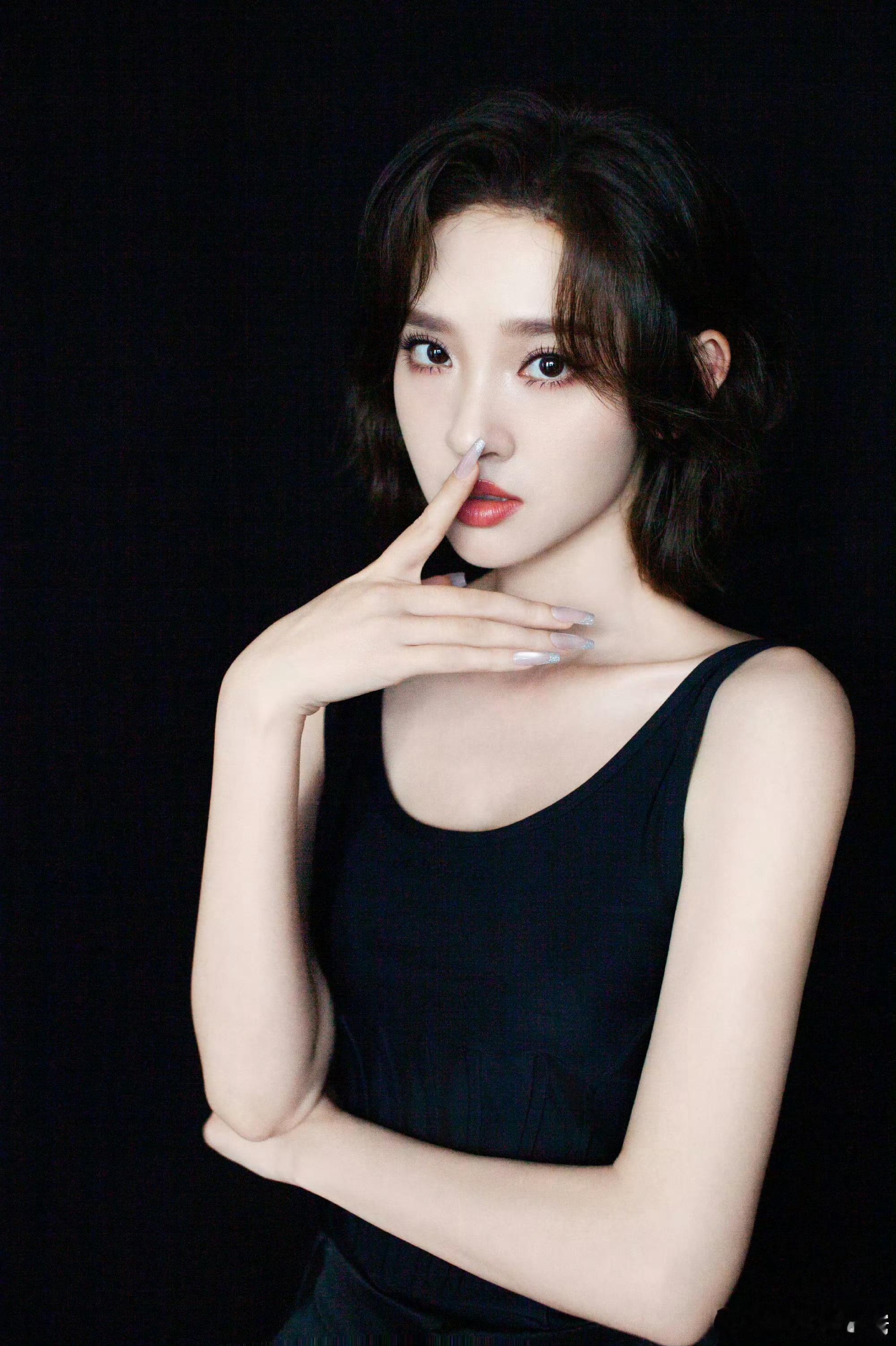 唐艺昕让大家选自拍还是他拍唐艺昕晒自拍和他拍还真不好选，高级，俏皮，两种风格切换