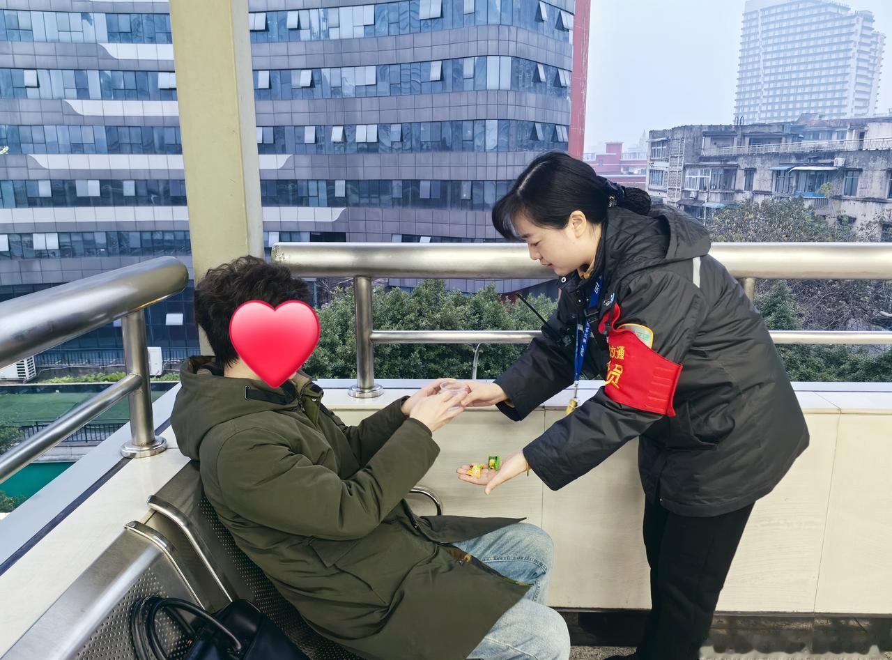 一杯水，两颗糖，轨道交通车站里暖意悄然流淌~[给你小心心][给你小心心]温馨提醒