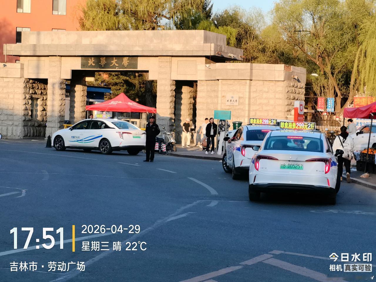 在吉林市经过一段时间的细心观察，发现现在的大学生真的是拉动经济的主力军
    