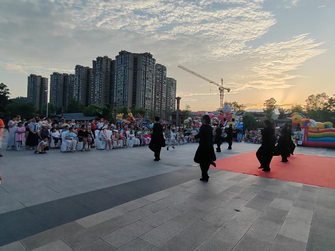夕阳作伴，
歌舞相随。
跳出活力，
舞动人生。🌅💃🏻