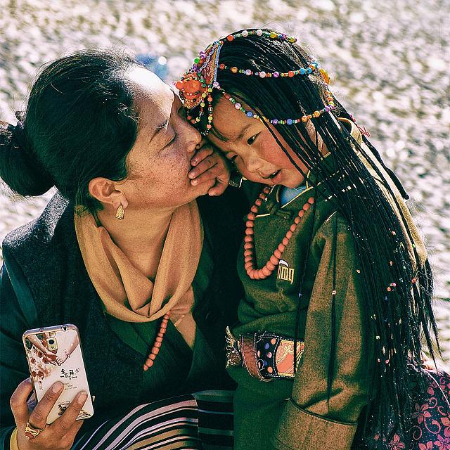 、《藏在旧毛衣里的光》

小雅整理母亲遗物时，发现一件褪色的红毛衣。母亲生前总穿