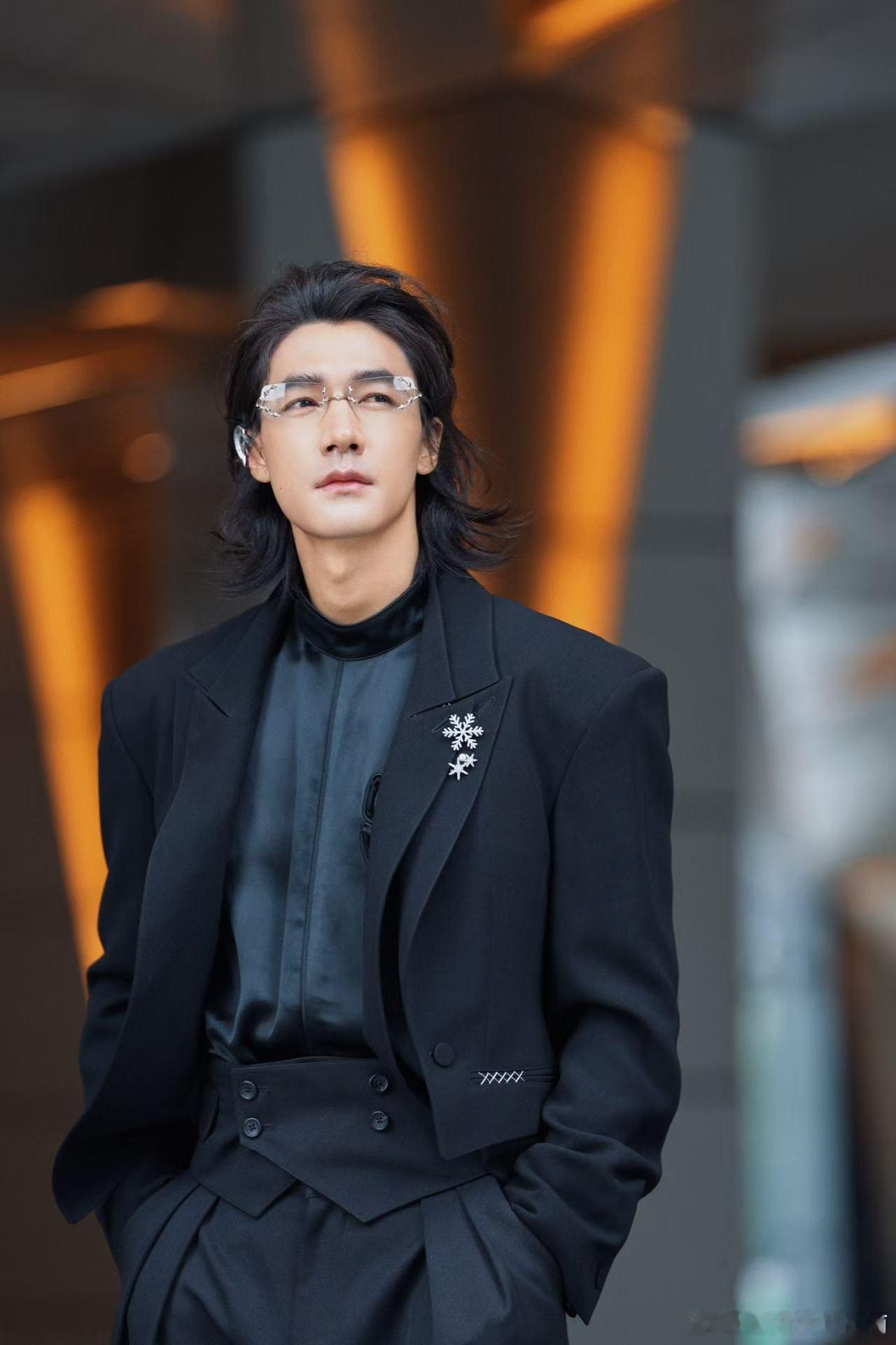 就此沙这个冷脸爽希望今晚梦里此沙就穿着这身，用这个冷脸走过来对我说：回家（bus