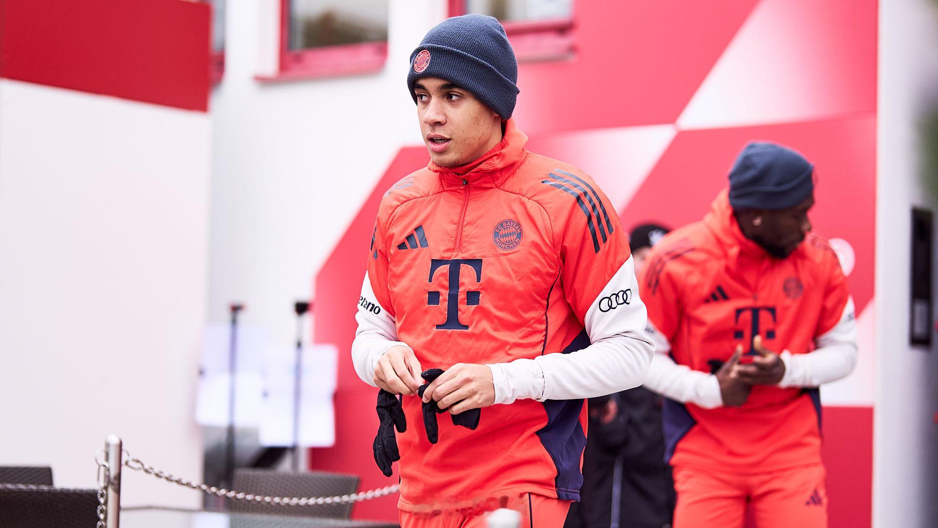 穆西亚拉今天终于恢复跟队训练了，训练开始前队友也特意列队欢迎他回归，但穆西亚拉只