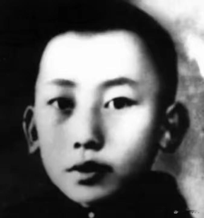 毛泽覃有两个儿子，一个把十九岁留在山谷里，一个把一辈子丢进导弹阵地。
那个永远停