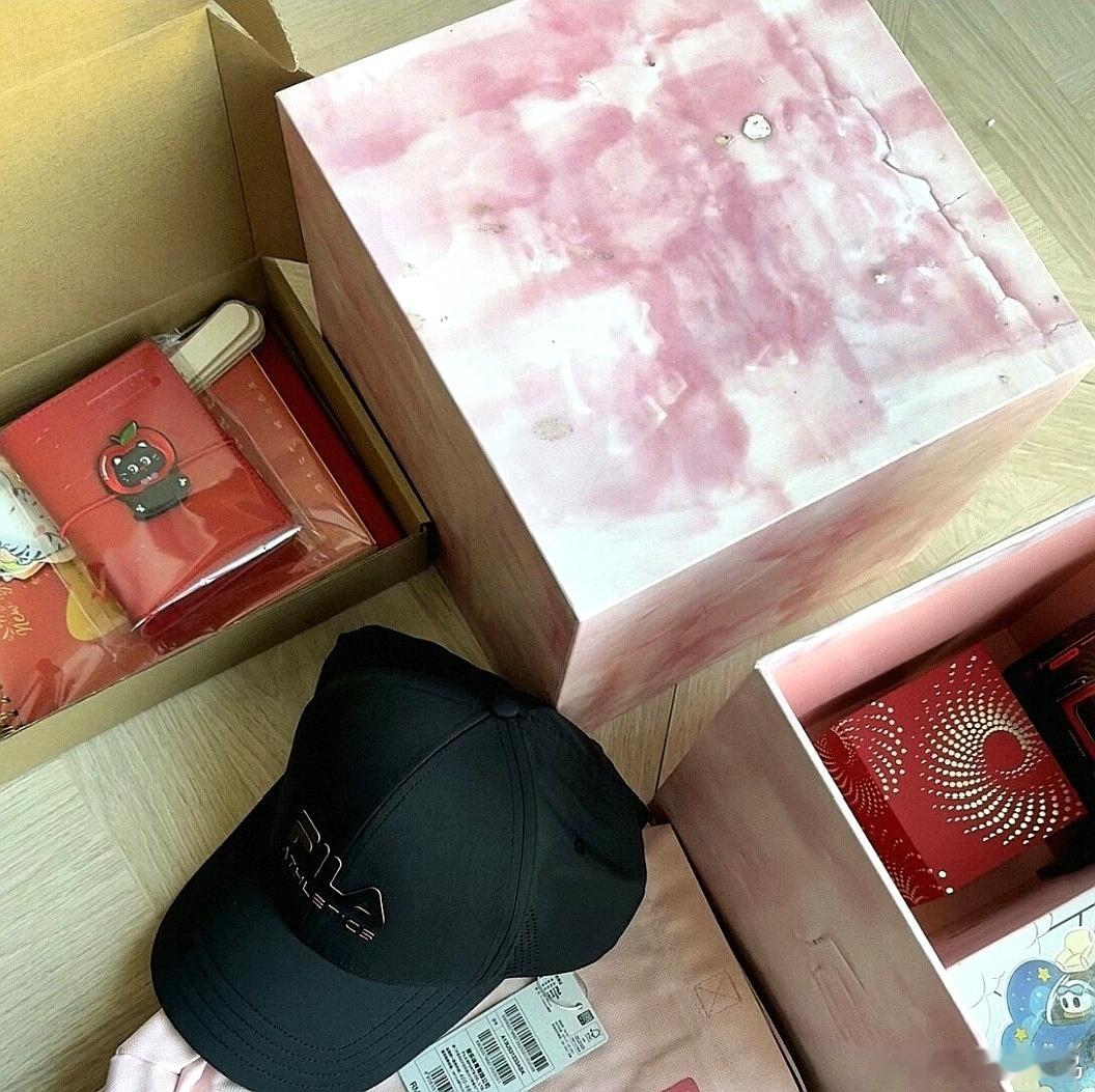 易烊千玺连续七年在新年礼盒放领养之家救助猫咪的台历，这个真特别拉好感 