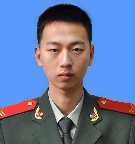 2014年，上海一名消防员在灭火过程中坠楼身亡，失去了唯一的儿子，42岁的母亲也