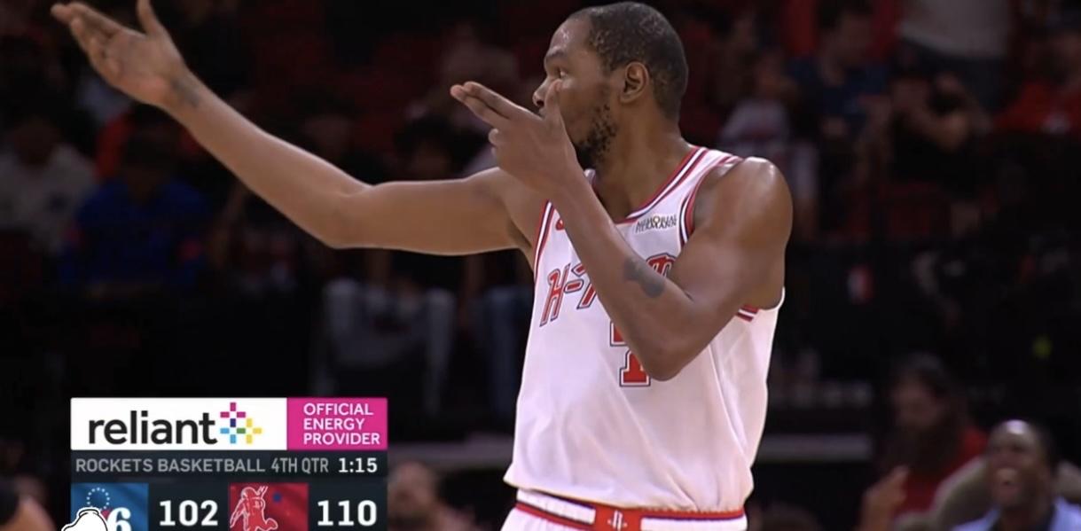 第四节1分15秒，杜兰特接球后面朝大海，直接大空位三分出手，稳稳命中！
打进之后