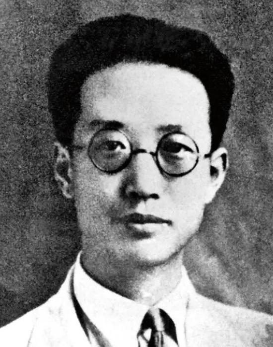 一同参观瞿秋白纪念馆，朋友问道：“瞿秋白相当于什么地位？”淡然一笑：“他是党内极