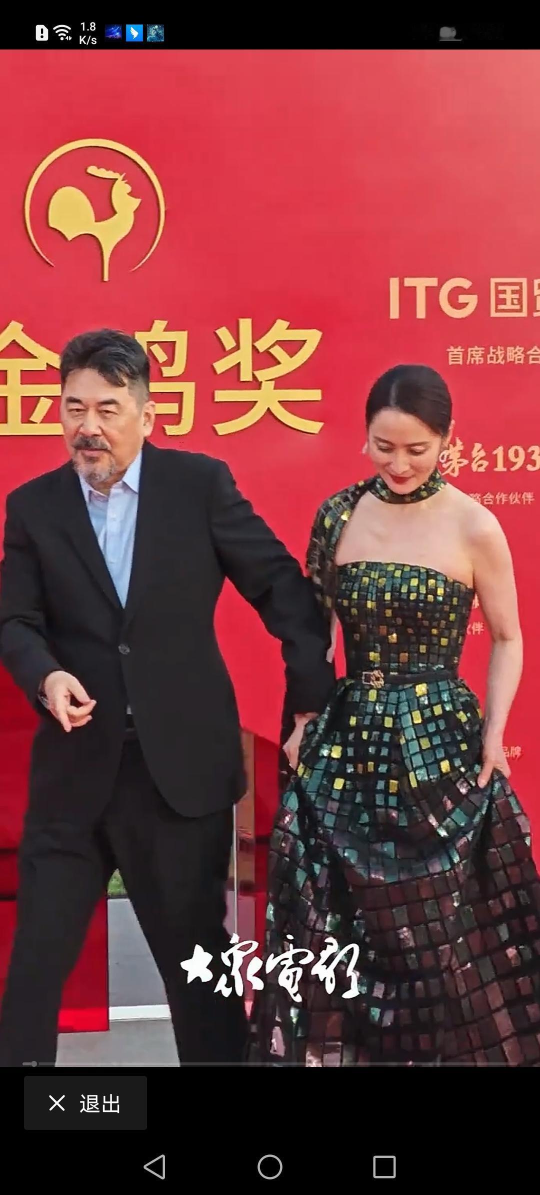 大家发现了没，
陈建斌有个坏习惯，
可能永远也改变不了，那就是他一直都稳稳扶着蒋