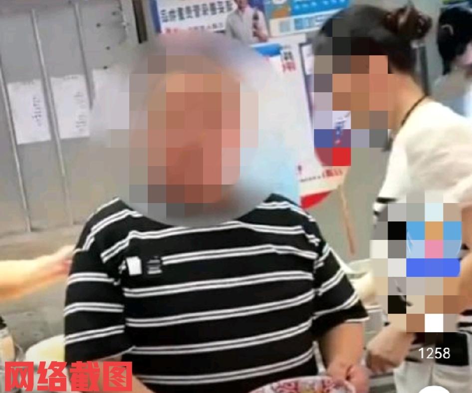 湖南有男子临终前托付挚友照顾孩子。

但男子的孩子有智力障碍，又因孩子的母亲选择