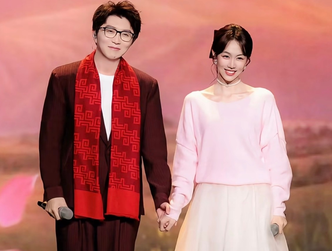 姜妍和毛不易合唱比上春晚还紧张姜妍手搓和毛不易演出的裙子 为了和毛不易合唱人间小