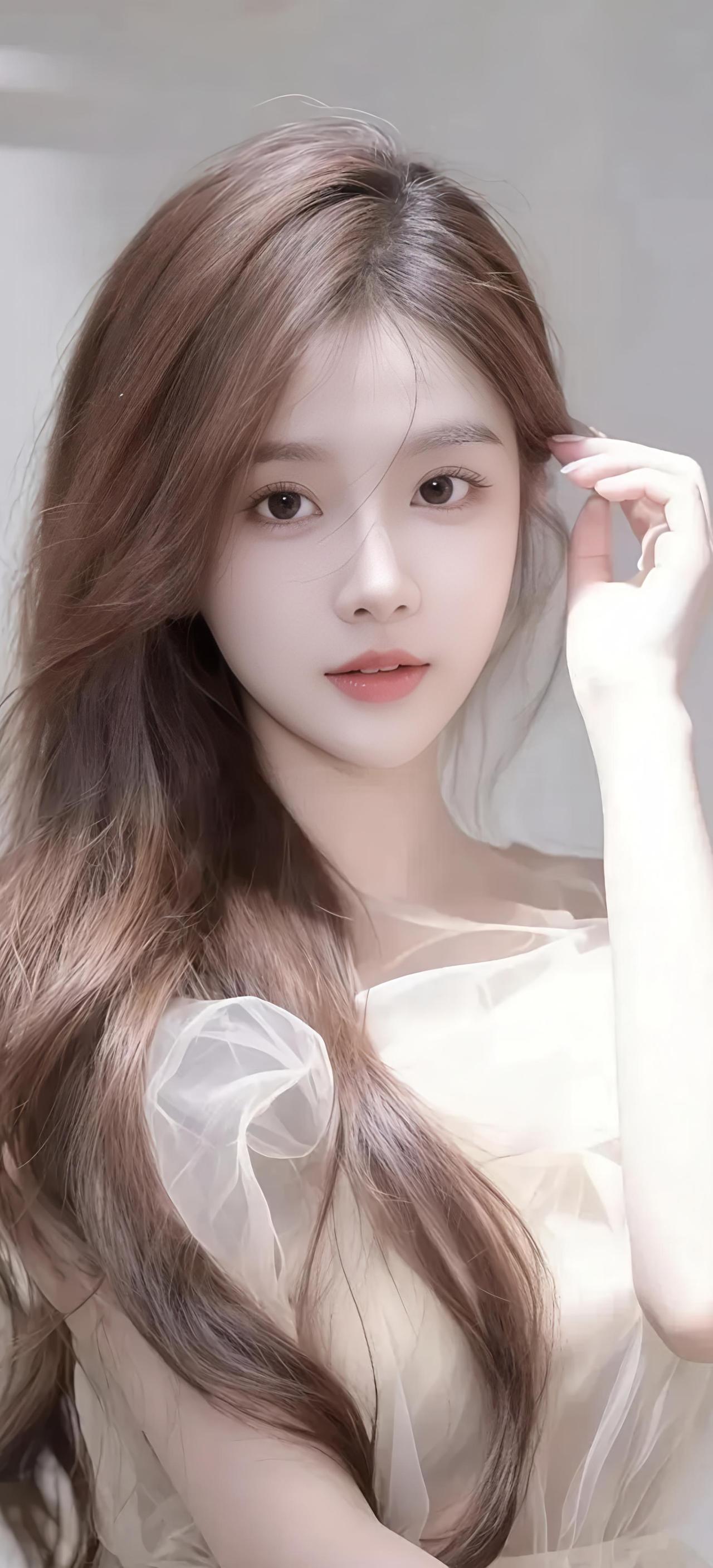 月移花影上栏杆，素手调琴夜未阑。
 
玉腕凝霜扶碧轸，纤腰约柳映雕阑。
 
清歌