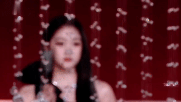 张凌赫和关晓彤不对劲儿！什么时候见过张凌赫对着一个女孩抿嘴害羞，又什么见过张凌赫