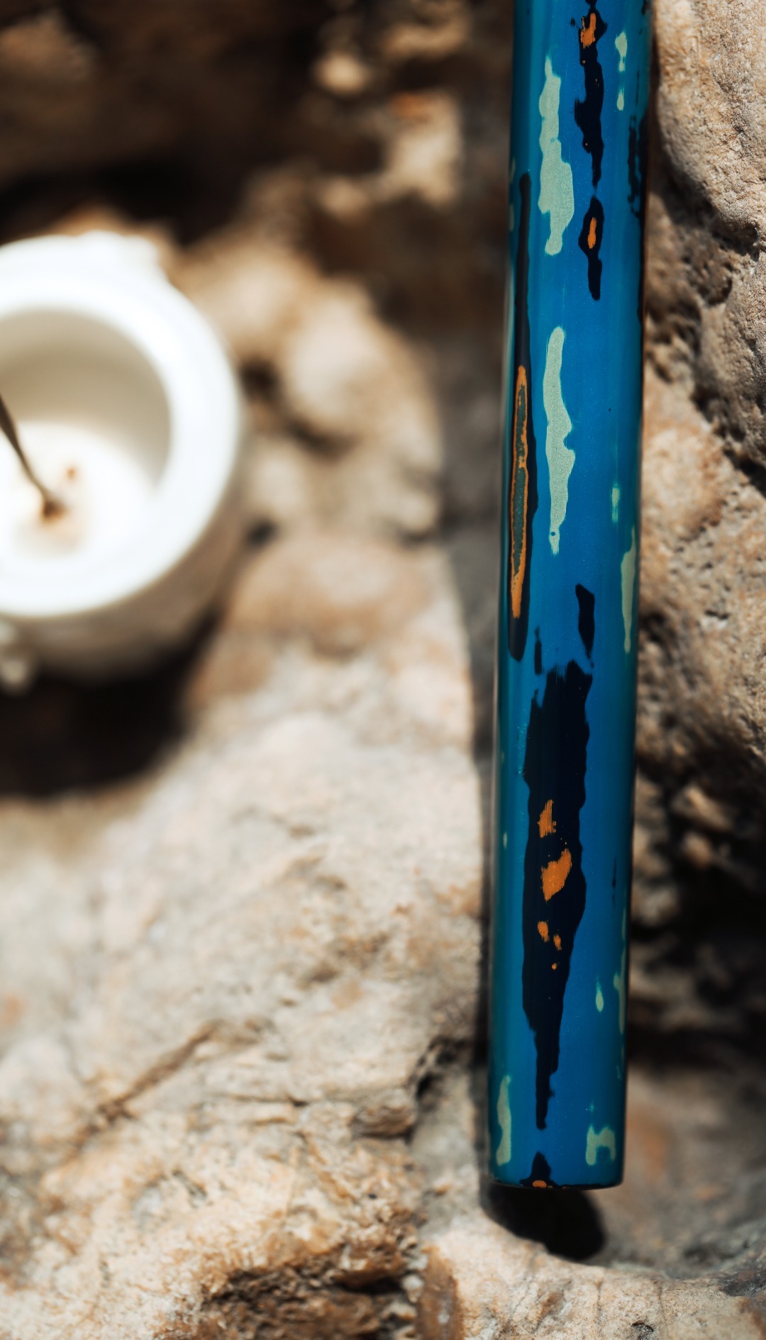 大漆【多彩·蓝】香筒紫光檀为胎，髹漆其上，明艳夺目，清雅的颜色、温润的色泽，色华