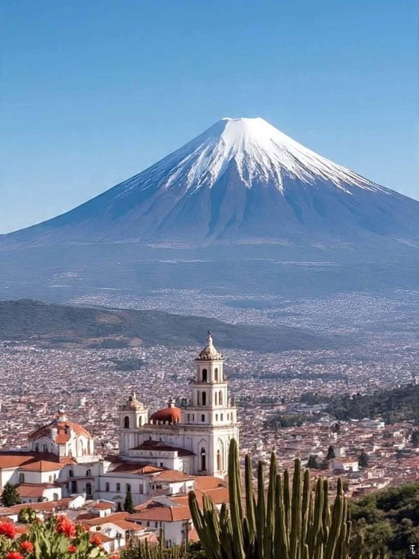 【 这不是富士山 】这是秘鲁南部的活火山「埃尔米斯蒂火山」，标高5,825公尺。