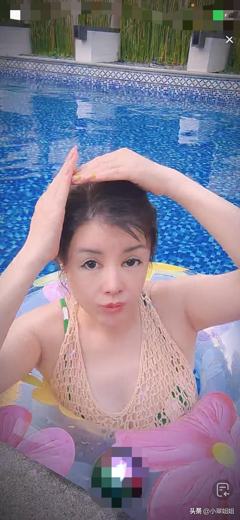 虞美人，富婆于文红今天在就像一条真正的美人鱼一样，在清澈见底的泳池中开启直播了！