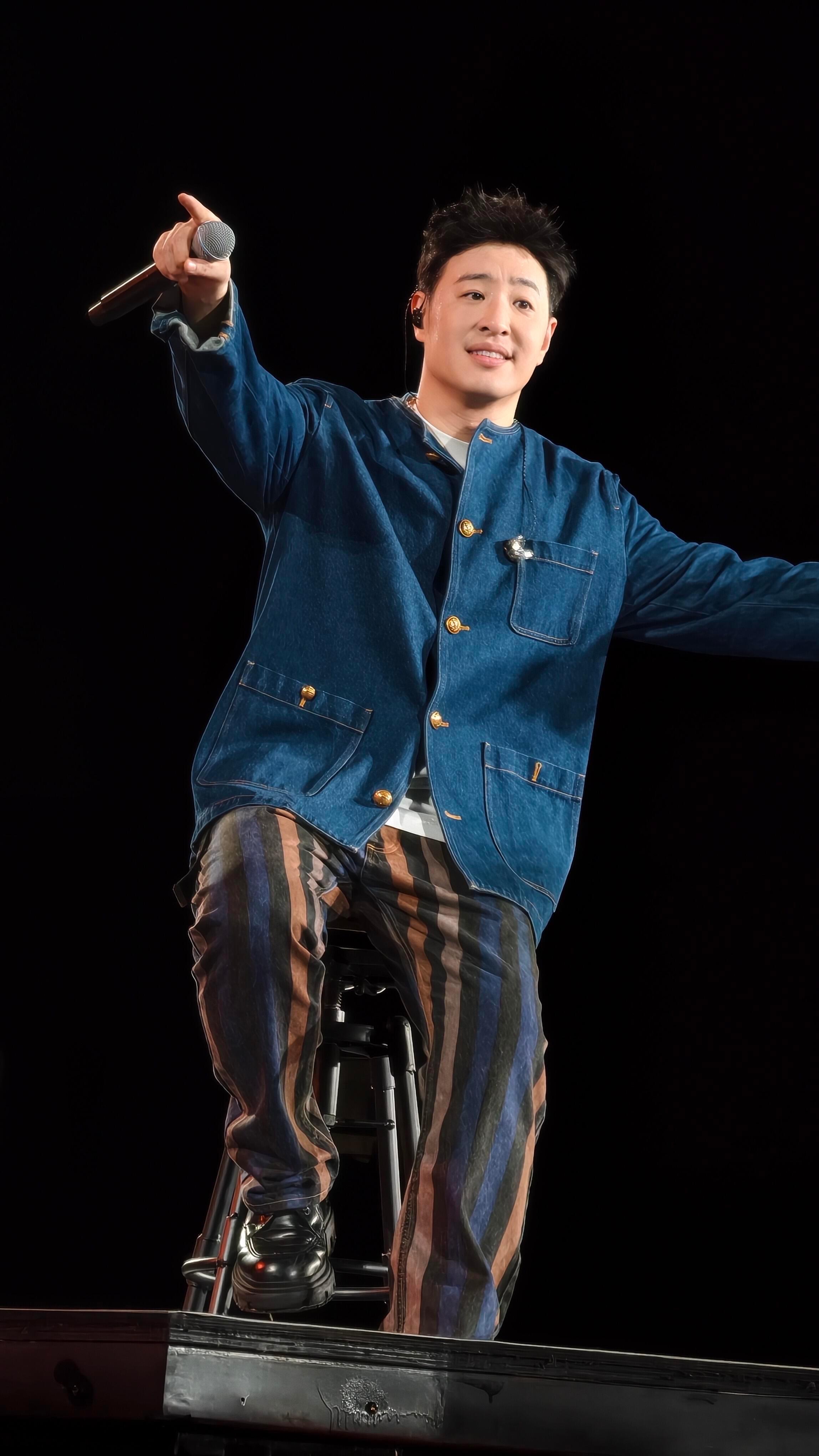 潘玮柏紧急撤回一个互动潘玮柏把手借我算了不借了前一天演唱会喊“把手借给我”嗨成一