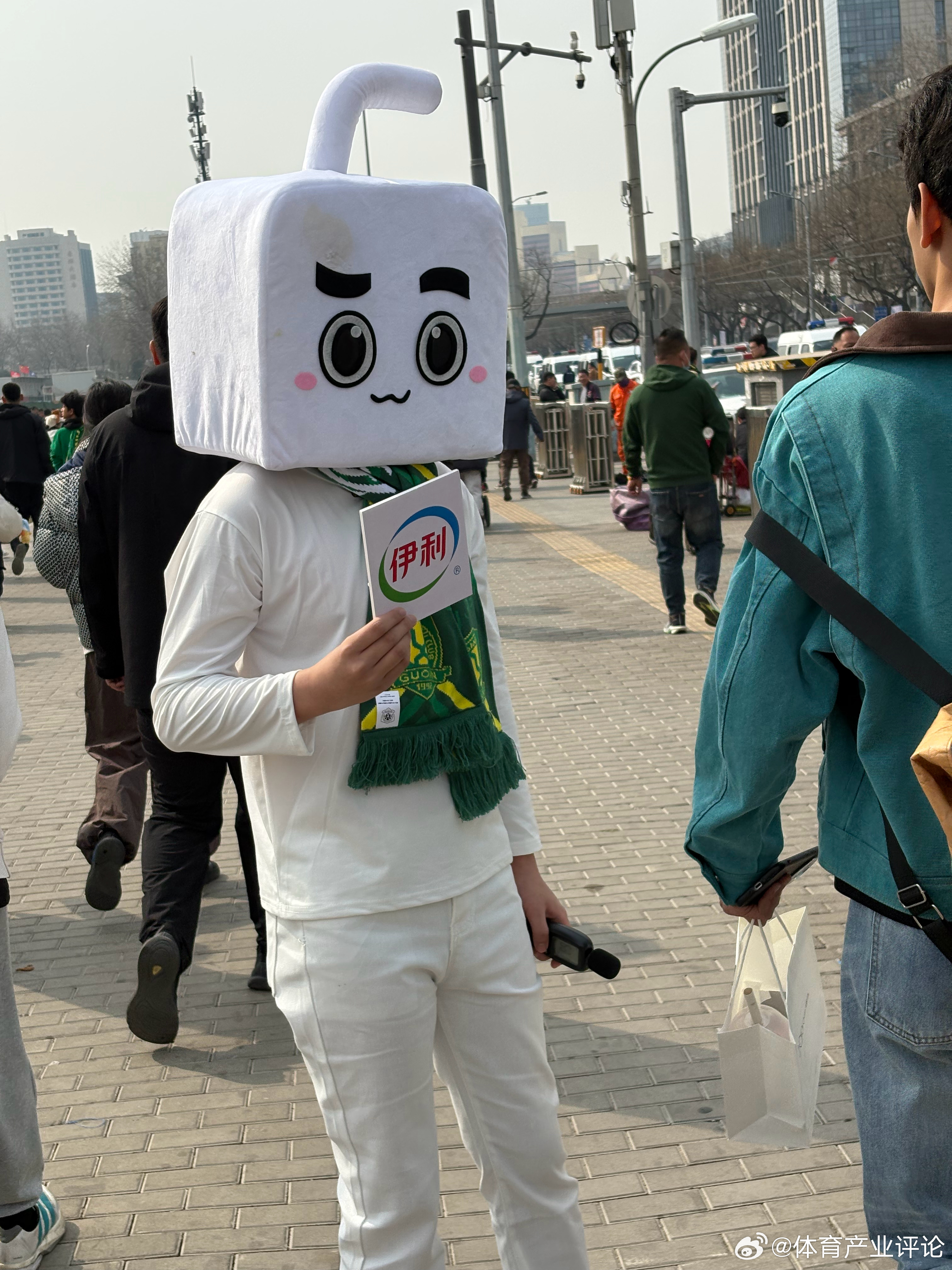 这哥们刚才打出了9比1的条幅、被收走了。北京国安vs上海申花 北京·北京工人体育