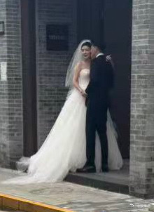 徐冬冬尹子维试婚纱被曝光 徐冬冬尹子维试婚纱被曝光！网友在北京胡同偶遇，两人穿婚