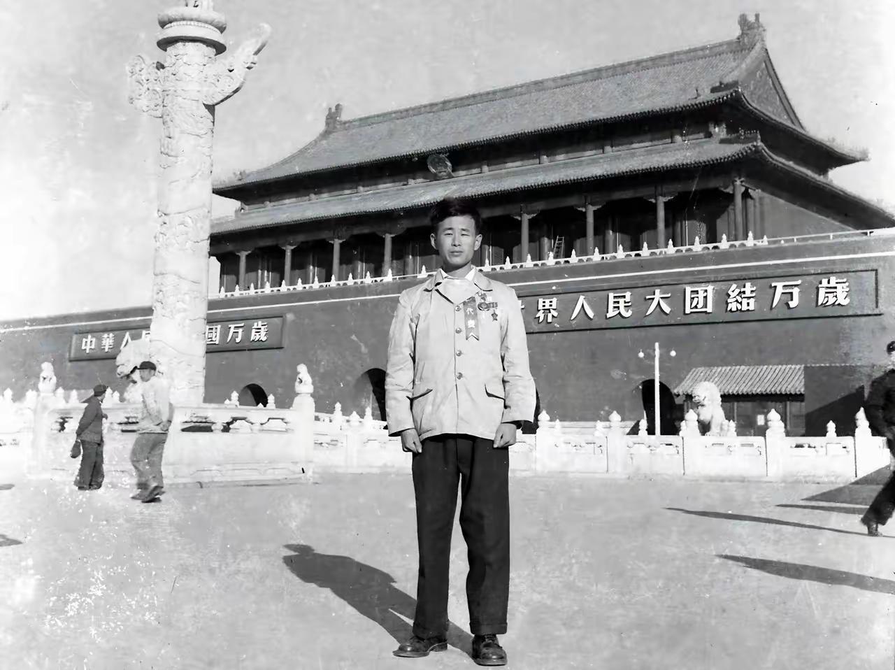 【天安门前的父亲】

​弟弟传一张老父的照片，这是父亲第一次到北京，生涩地站在天